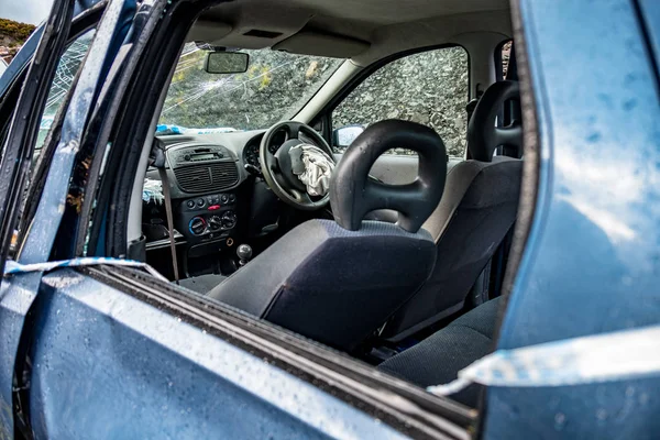 Totalschaden Auto mit explodiertem Airbag und zerbrochener Windschutzscheibe — Stockfoto