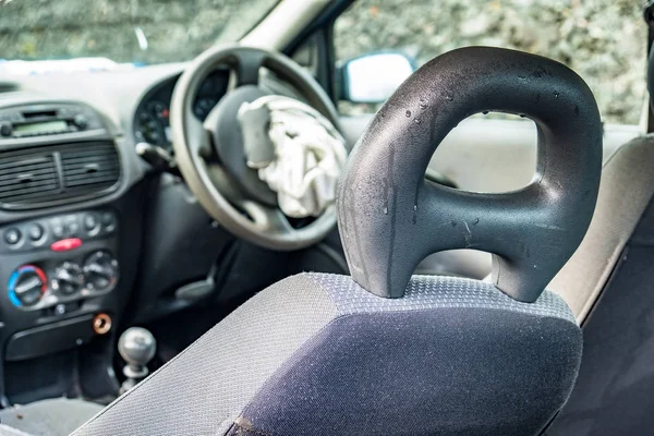 Celková ztráta auto s rozložený airbag a rozbité čelní sklo — Stock fotografie