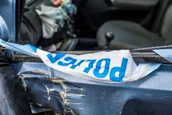 Celková ztráta auto s rozbité sklo, náprava zlomeninu a policejní bariéry band — Stock fotografie