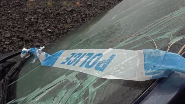壊れたフロント ガラス全損車車軸破壊と警察バリア バンド — ストック動画