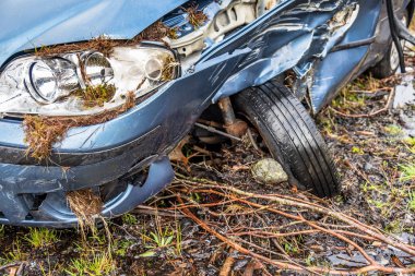Kırık ön cam, arabayla toplam kaybı aks kırık ve polis bariyer bandı