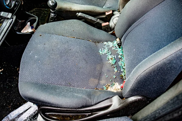 Sídlo demolován auta s střepy rozbité pokrývající sedadla — Stock fotografie