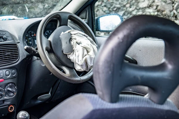 Celková ztráta auto s rozložený airbag a rozbité čelní sklo — Stock fotografie
