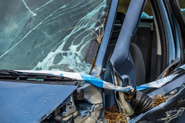 Celková ztráta auto s rozbité sklo, náprava zlomeninu a policejní bariéry band — Stock fotografie