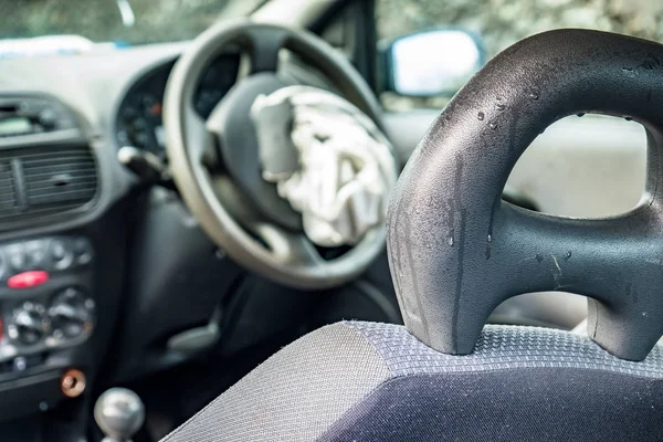 Celková ztráta auto s rozložený airbag a rozbité čelní sklo — Stock fotografie