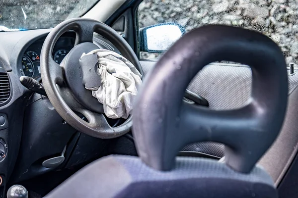 Celková ztráta auto s rozložený airbag a rozbité čelní sklo — Stock fotografie