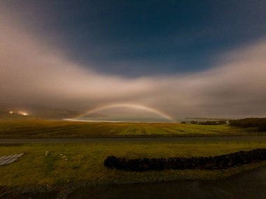 Staffin Körfezi üzerinde gece boyunca çok nadir moonbow