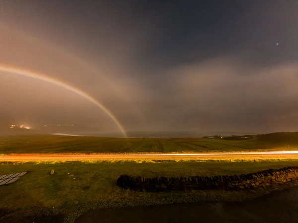 Staffin 베이 위에 밤 동안 매우 드문 moonbow — 스톡 사진