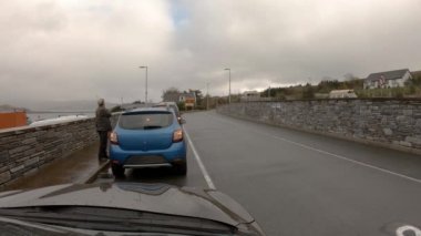 Lane Isle of Skye - İskoçya Raasay feribotla için bekleyen arabalar