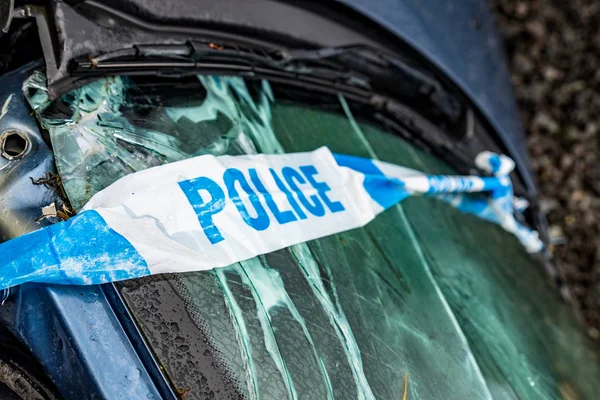 Celková ztráta auto s rozbité sklo, náprava zlomeninu a policejní bariéry band — Stock fotografie