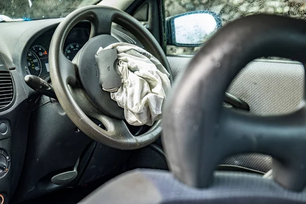 Carro de perda total com airbag explodido e pára-brisas quebrado — Fotografia de Stock