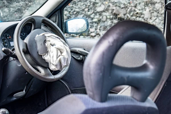 Celková ztráta auto s rozložený airbag a rozbité čelní sklo — Stock fotografie