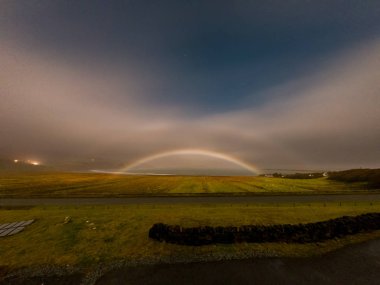 Staffin Körfezi üzerinde gece boyunca çok nadir moonbow