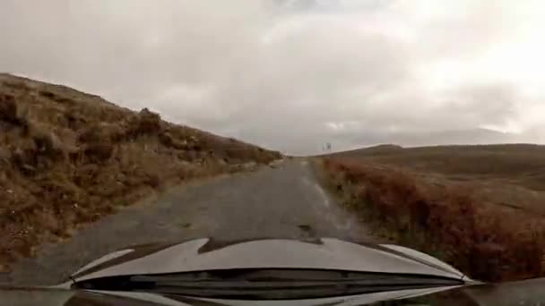 Raasay - スコットランドの島に 1 つのトラックの道路で運転 — ストック動画