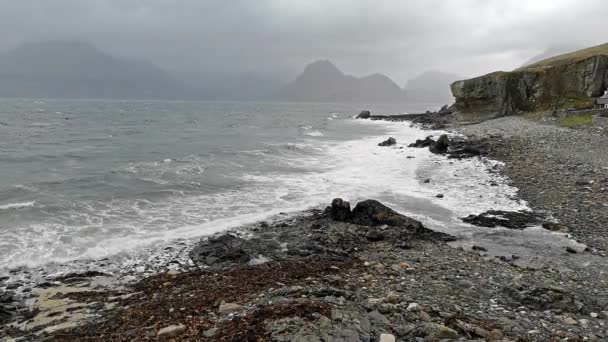 해안에서 부서지는 파도와 스코틀랜드 스카이 섬의 엘 골에서의 음산 한 극적 인 하늘 — 비디오