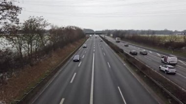 Zaman atlamalı araçların A57 otoyolda sürüş
