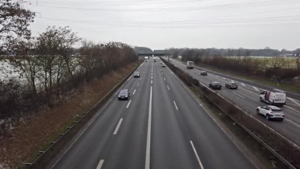 Prazo de validade dos veículos que circulam na auto-estrada A57 — Vídeo de Stock