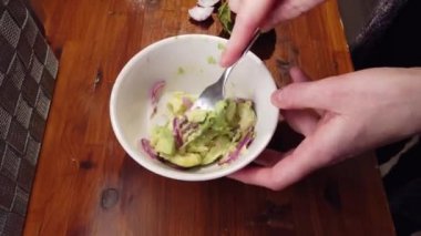 Ev mutfak içinde okul sırası, karışık guacamole closeup