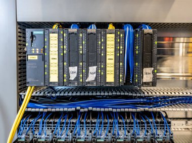 Dinslaken, Almanya - 19 Eylül 2018: Programlanabilir mantık denetleyici test industrion otomasyon için