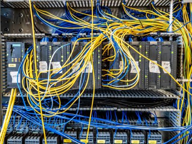 Dinslaken, Almanya - 19 Eylül 2018: Programlanabilir mantık denetleyici test industrion otomasyon için