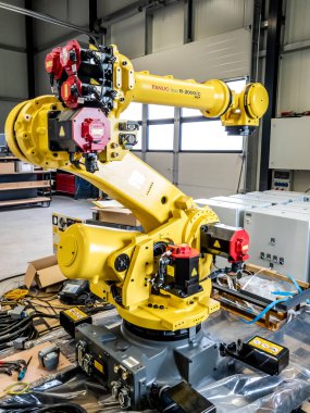 Dinslaken, Almanya - 19 Eylül 2018: üretim için hazırlanıyor yeni endüstriyel otomasyon robot