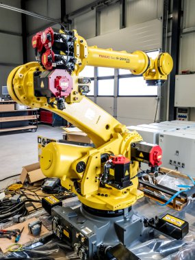 Dinslaken, Almanya - 19 Eylül 2018: üretim için hazırlanıyor yeni endüstriyel otomasyon robot