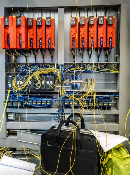 Dinslaken, deutschland - 19. september 2018: nähen freuqency controller und plc bereiten sich auf die produktion vor — Stockfoto