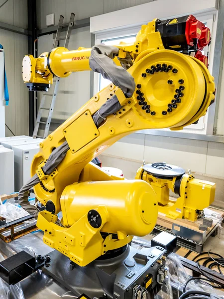 DINSLAKEN, ALEMANHA - SETEMBRO 19 2018: Novo robô de automação industrial se preparando para a produção — Fotografia de Stock