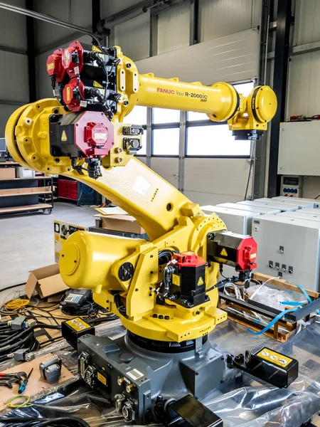 Dinslaken , Germany - September 19 2018 : Brand new industrial automation robot getting ready for production — Stock Photo, Image