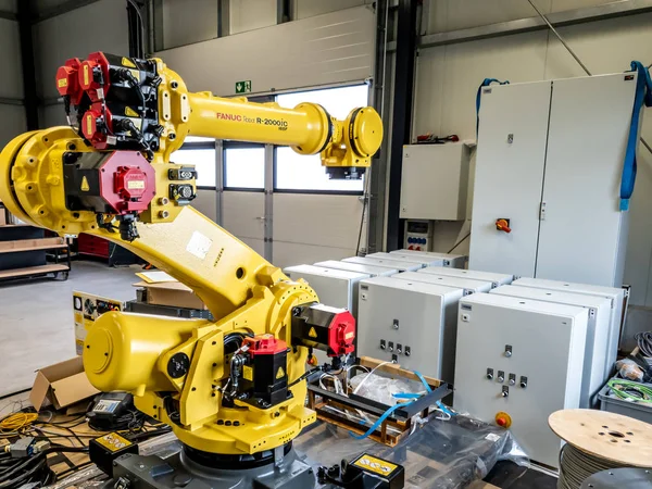 DINSLAKEN, ALEMANHA - SETEMBRO 19 2018: Novo robô de automação industrial se preparando para a produção — Fotografia de Stock