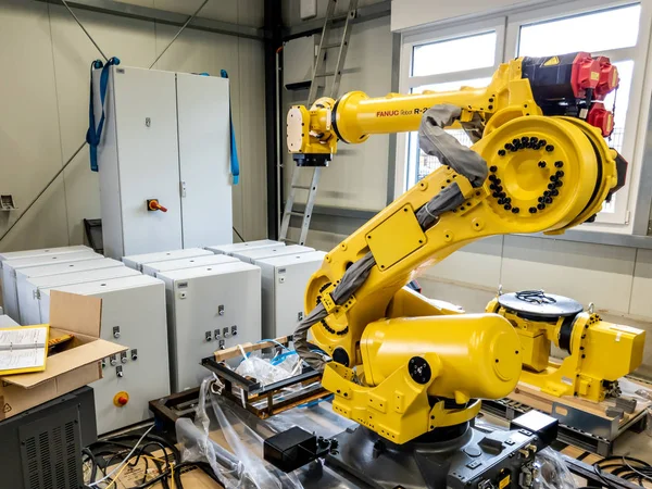 Dinslaken, Almanya - 19 Eylül 2018: üretim için hazırlanıyor yeni endüstriyel otomasyon robot
