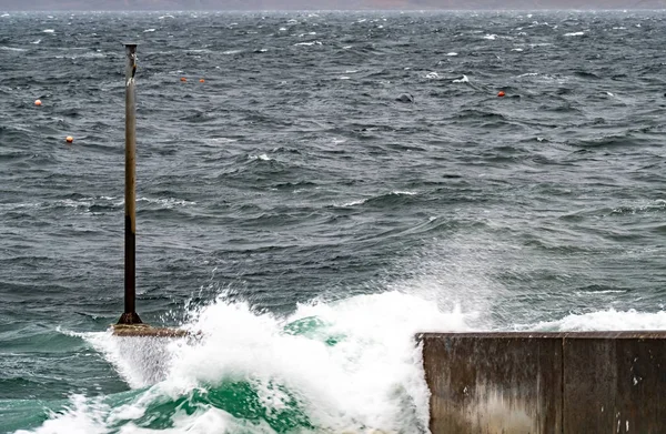 Atlantic ocean splashing waves against pier in Scotland — Stock Photo, Image
