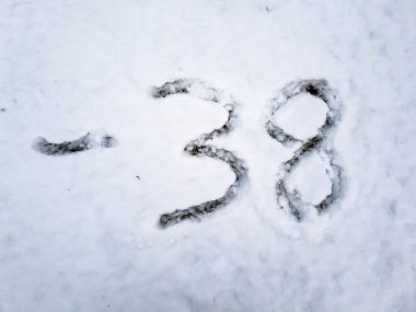 Kar içinde yazılı -38 sıcaklığını