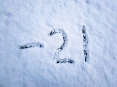 Kar içinde yazılı -21 sıcaklığını