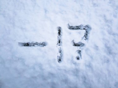 Kar içinde yazılı -17 sıcaklığını