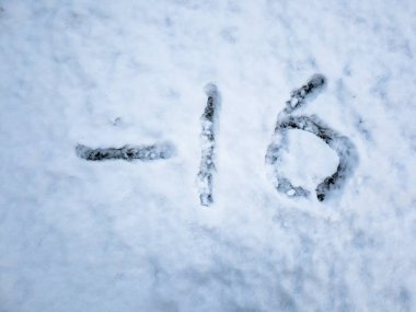 Kar içinde yazılı -16 sıcaklığını