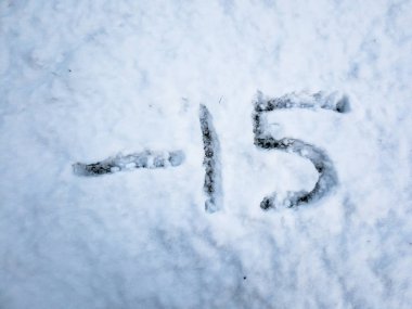 Kar içinde yazılı -15 sıcaklığını