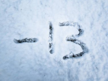 Kar içinde yazılı -13 sıcaklığını