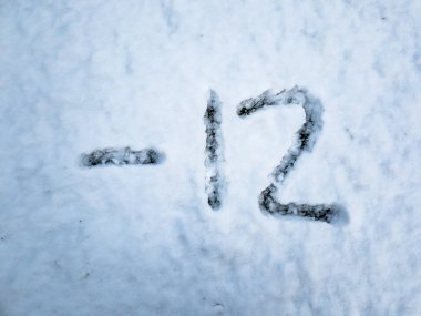 Kar içinde yazılı -12 sıcaklığını