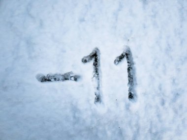 Kar içinde yazılı -11 sıcaklığını