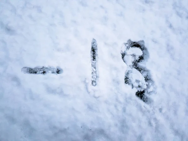 Temperatura de -18 escrito na neve recém-caída — Fotografia de Stock