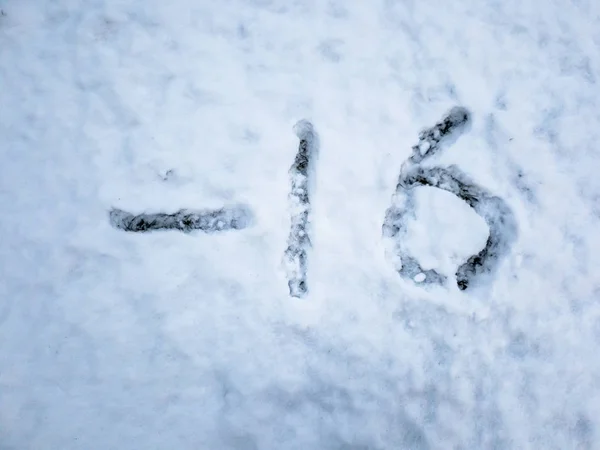 Temperatur von -16 im frisch gefallenen Schnee — Stockfoto