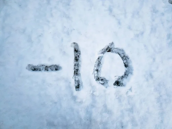 Temperatura de -10 escrito na neve recém-caída — Fotografia de Stock