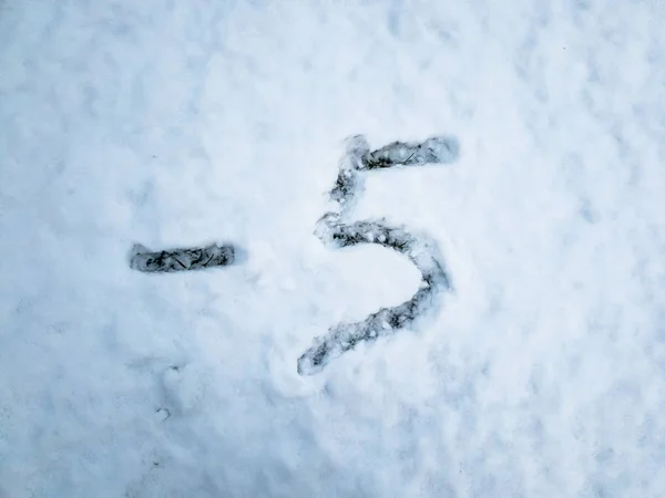 Temperatura de -5 escrito na neve recém-caída — Fotografia de Stock