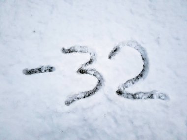 Kar içinde yazılı -32 sıcaklığını