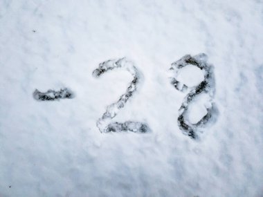 Kar içinde yazılı -28 sıcaklığını