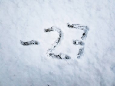 Kar içinde yazılı -27 sıcaklığını