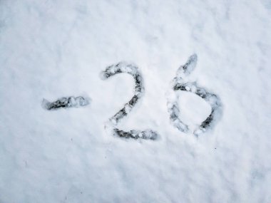Kar içinde yazılı -26 sıcaklığını