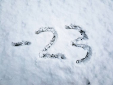 Kar içinde yazılı -23 sıcaklığını