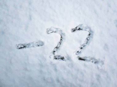 Kar içinde yazılı -22 sıcaklığını